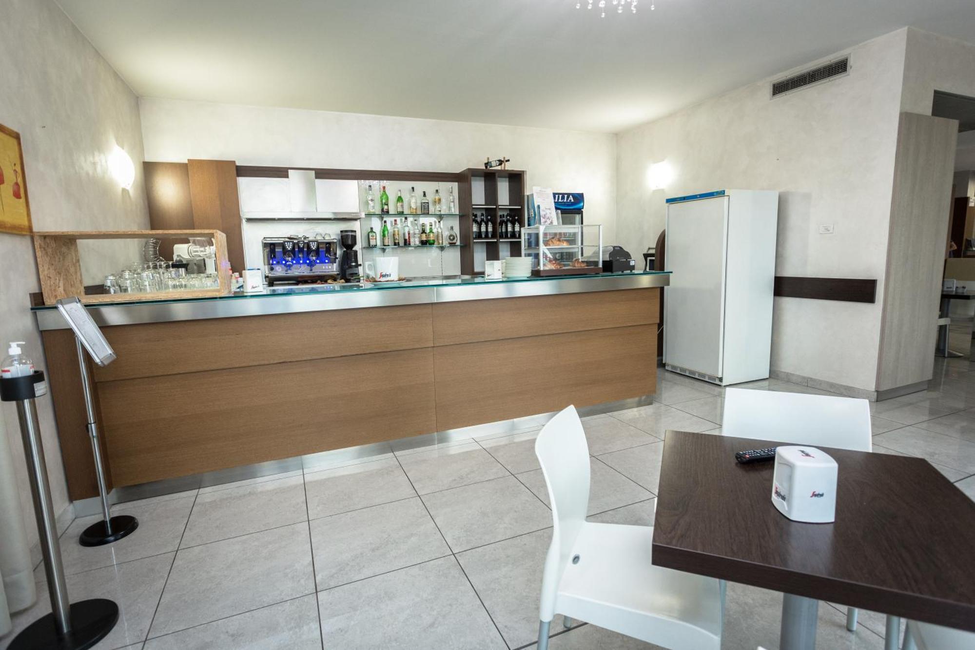 Hotel Don Camillo Brescello Bagian luar foto