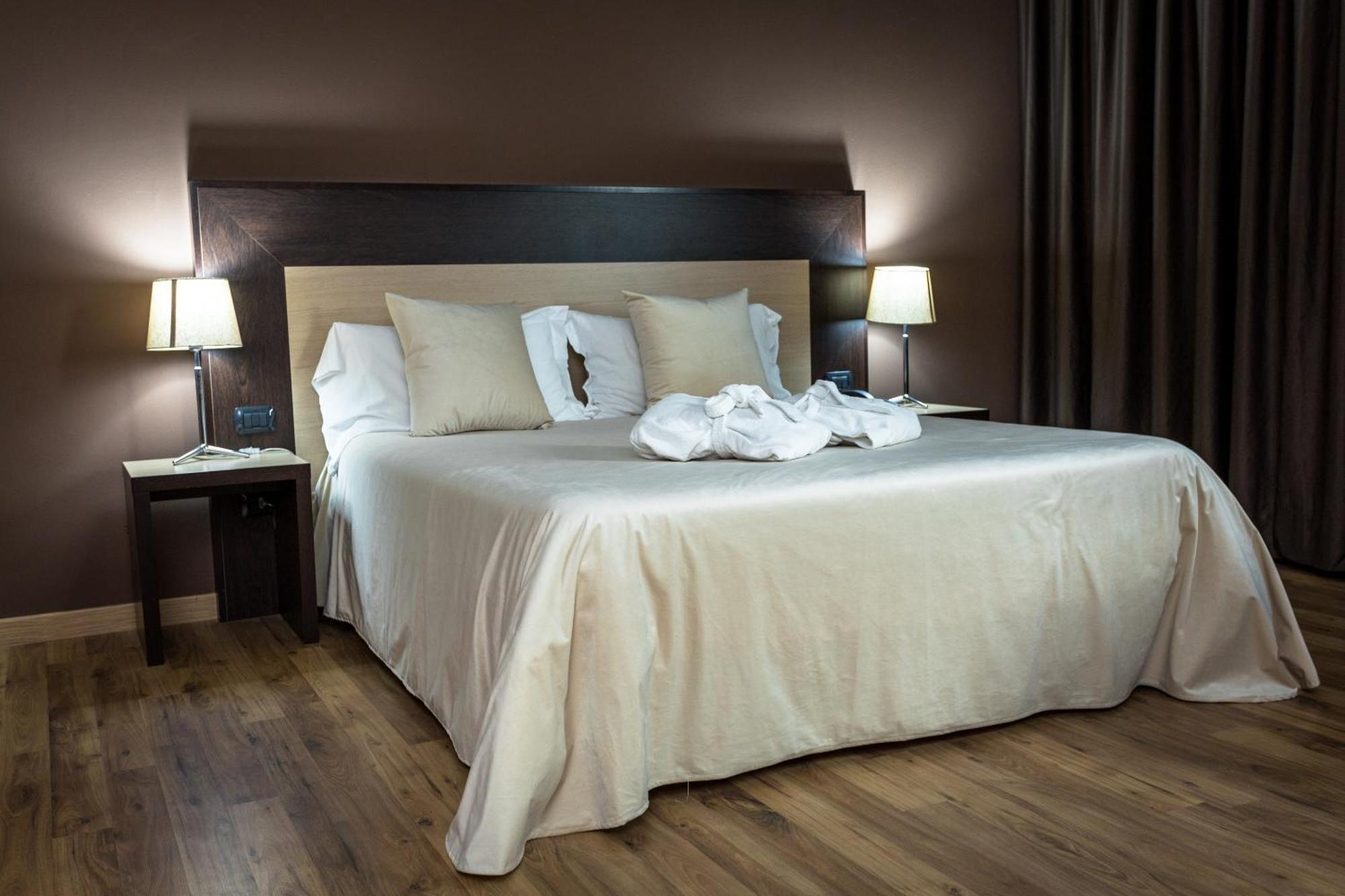 Hotel Don Camillo Brescello Bagian luar foto