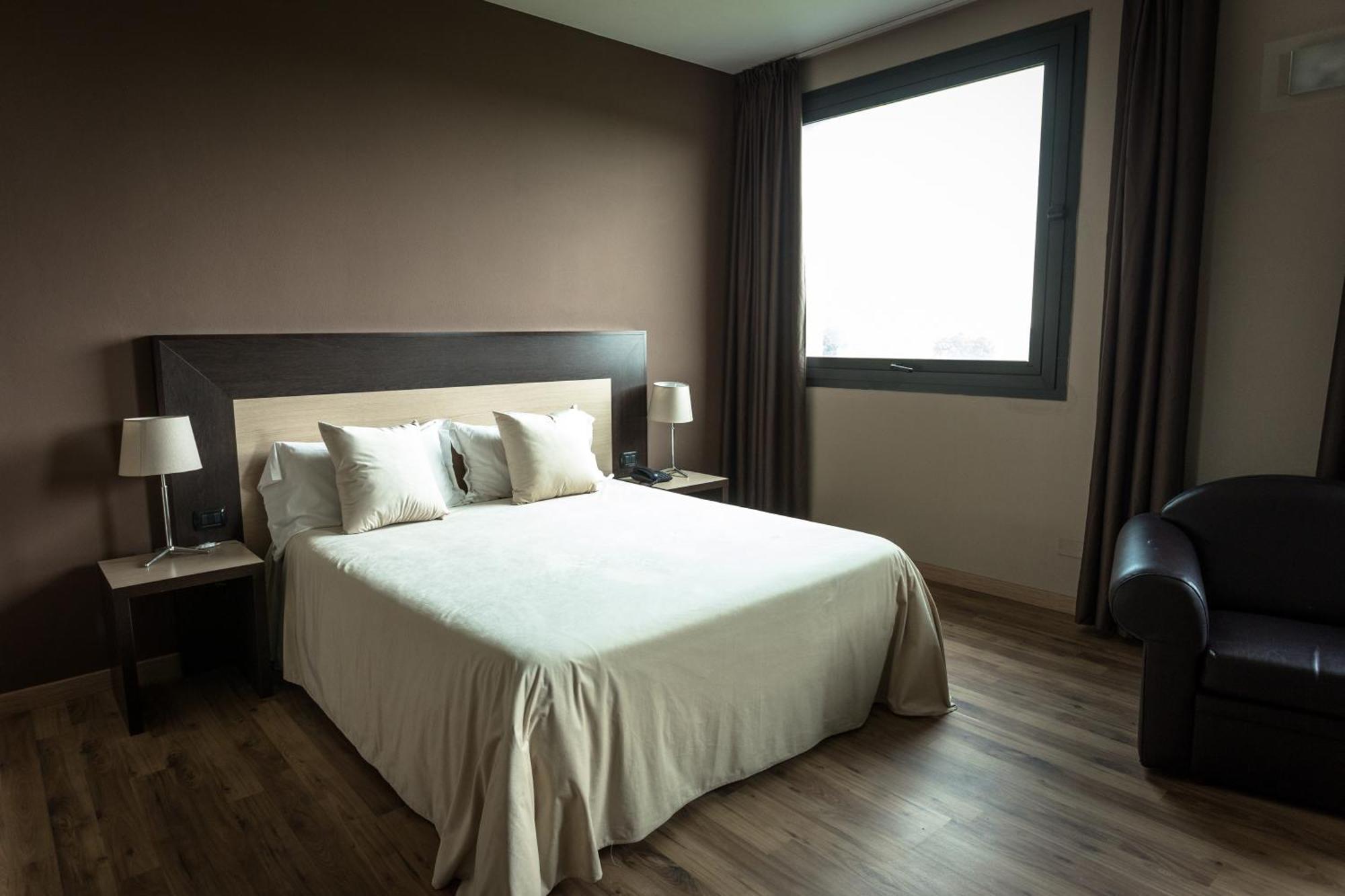 Hotel Don Camillo Brescello Bagian luar foto