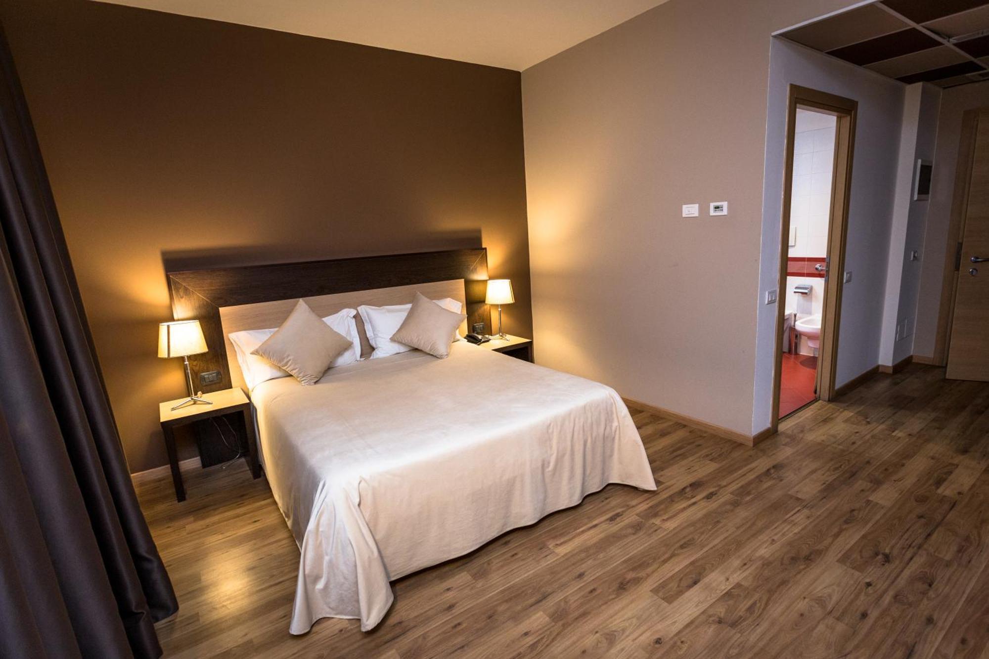 Hotel Don Camillo Brescello Bagian luar foto
