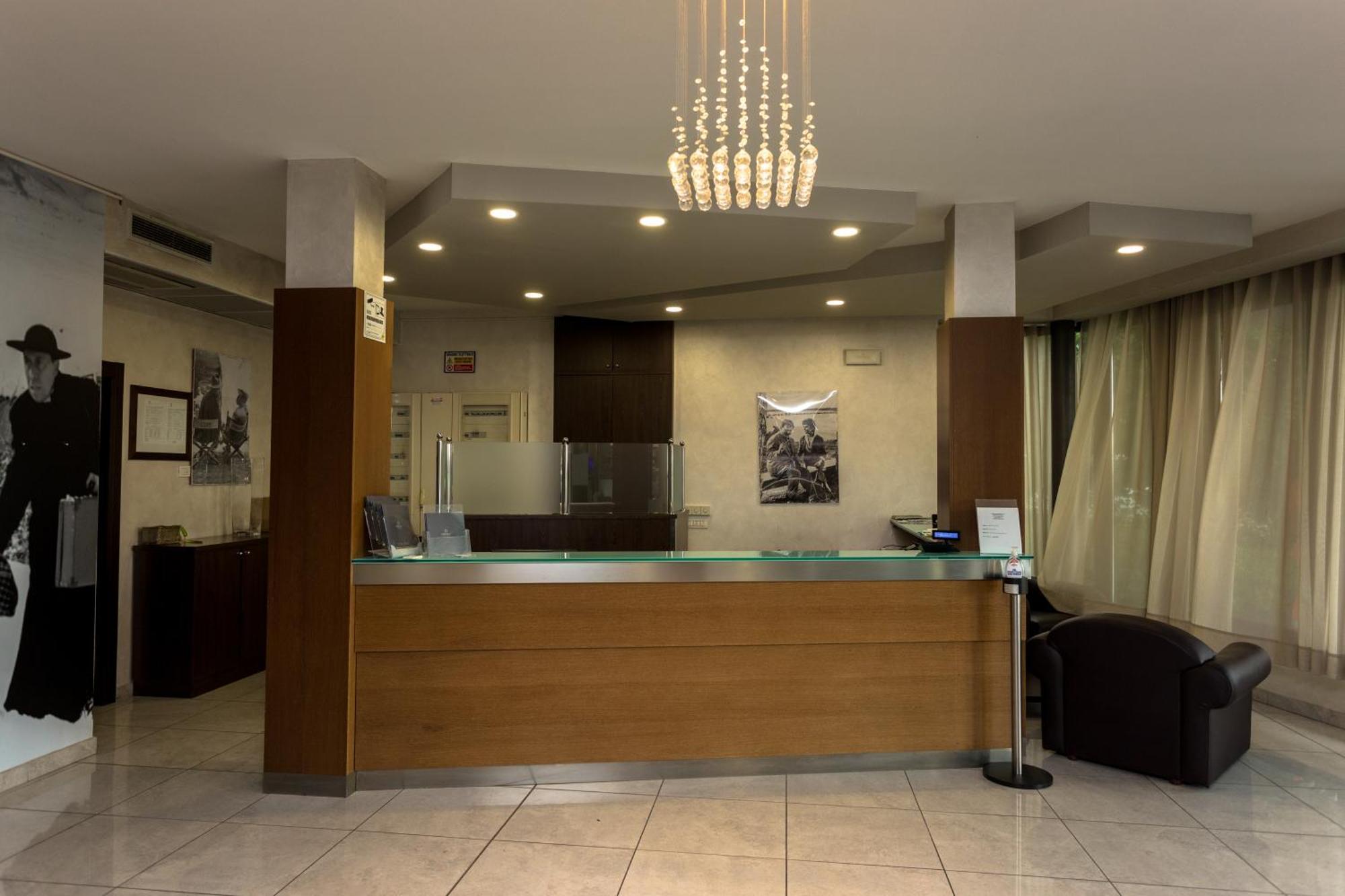 Hotel Don Camillo Brescello Bagian luar foto