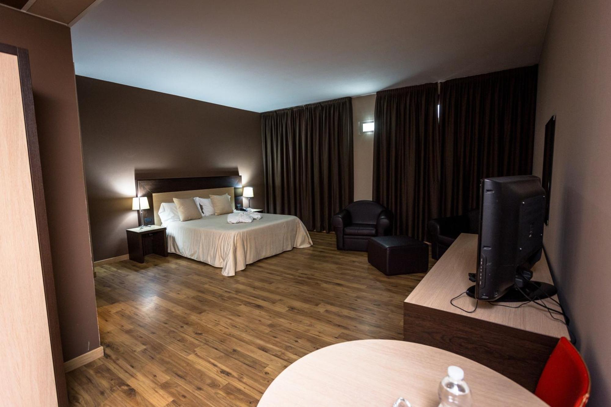 Hotel Don Camillo Brescello Bagian luar foto