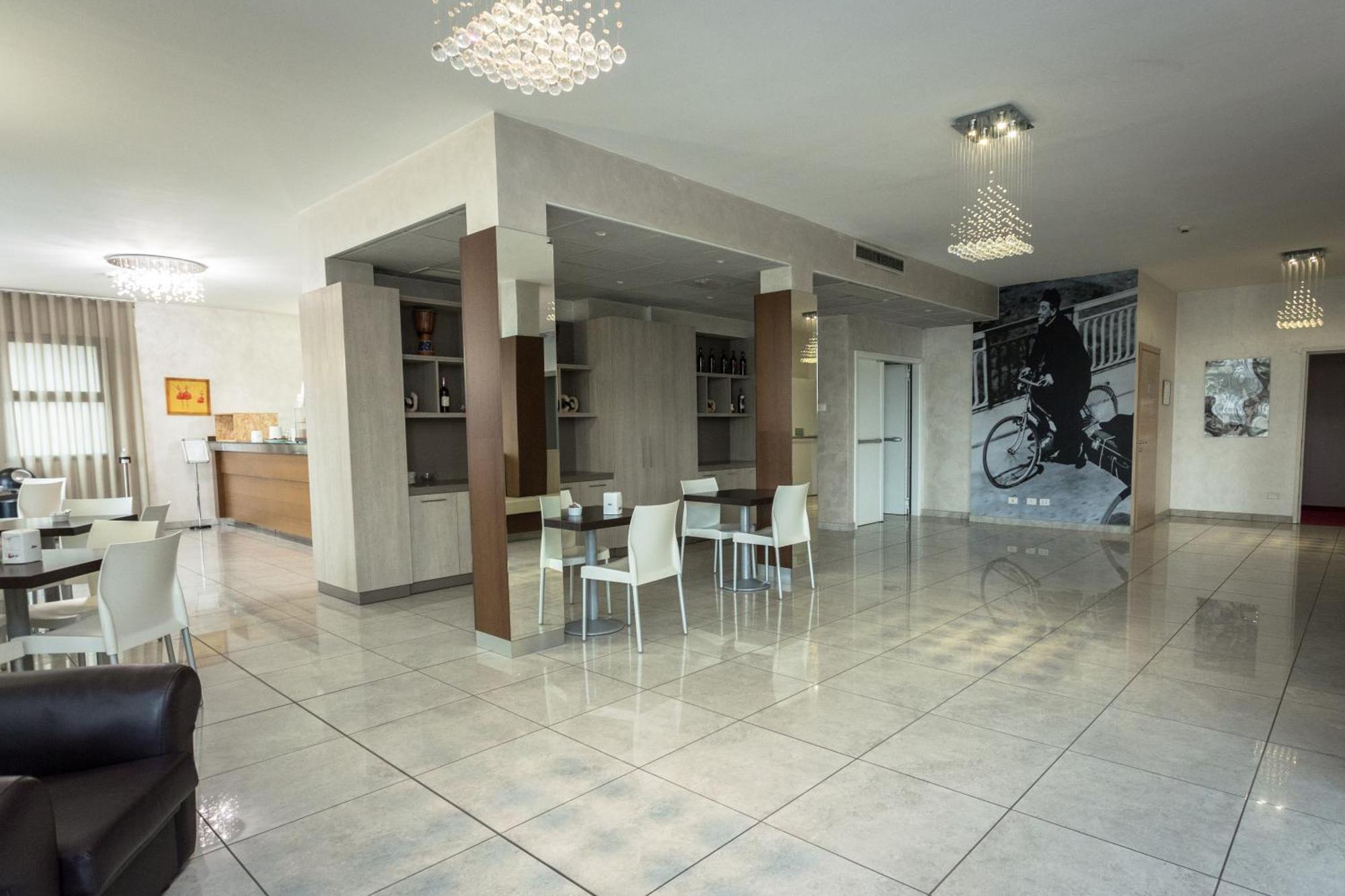 Hotel Don Camillo Brescello Bagian luar foto