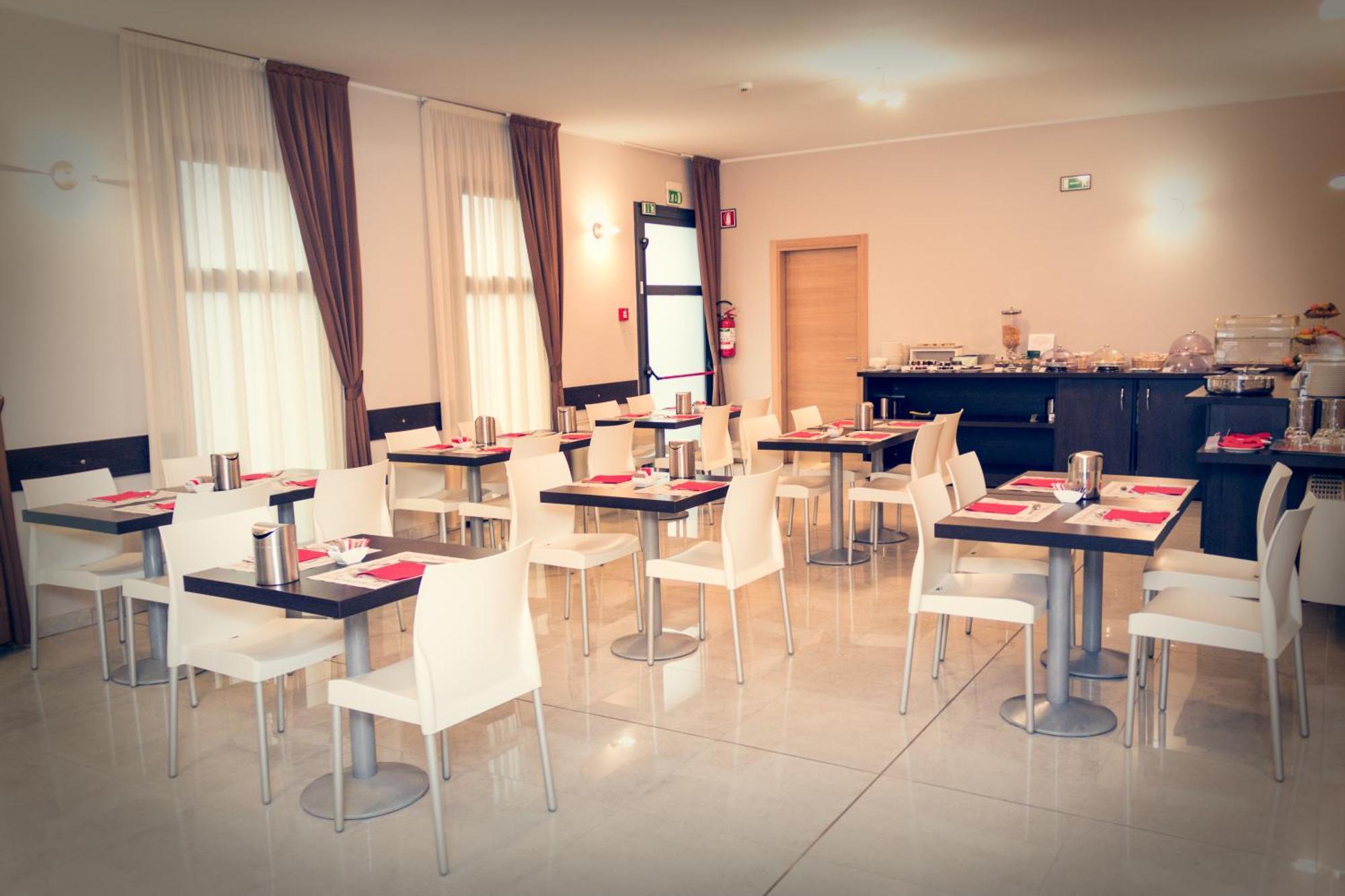 Hotel Don Camillo Brescello Bagian luar foto