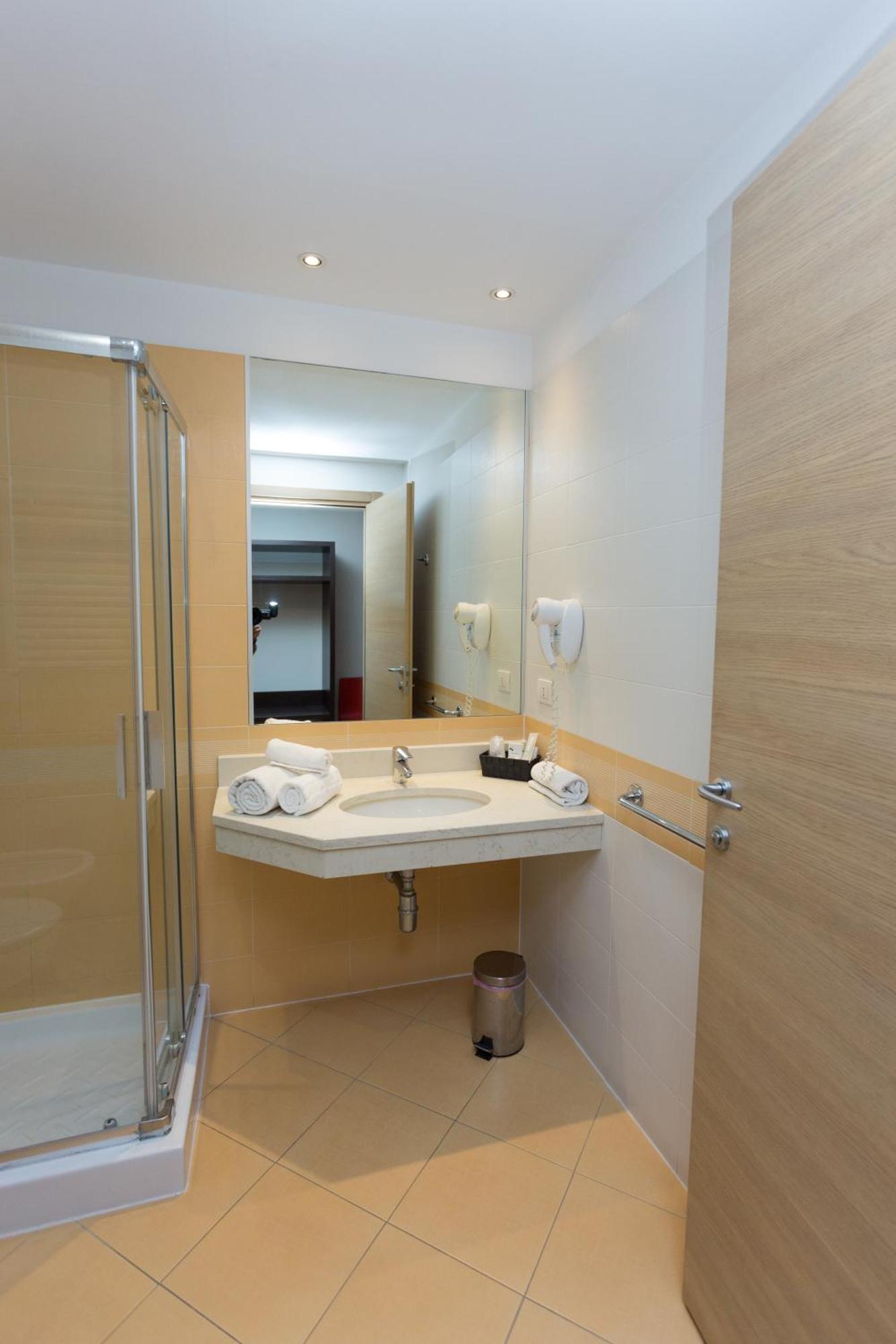 Hotel Don Camillo Brescello Bagian luar foto