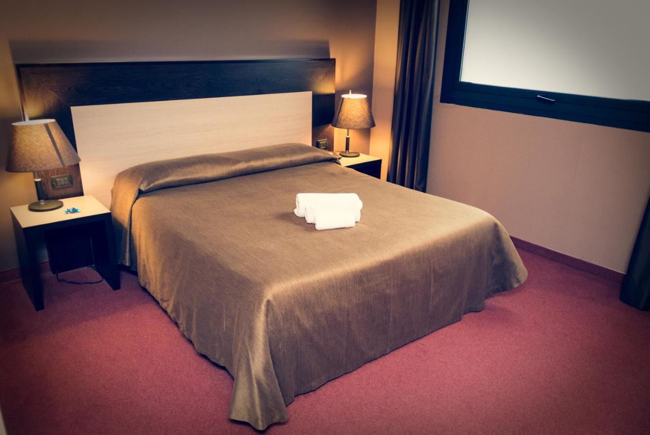 Hotel Don Camillo Brescello Bagian luar foto