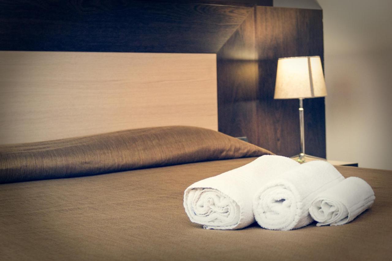 Hotel Don Camillo Brescello Bagian luar foto