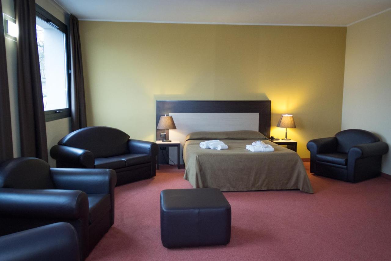 Hotel Don Camillo Brescello Bagian luar foto
