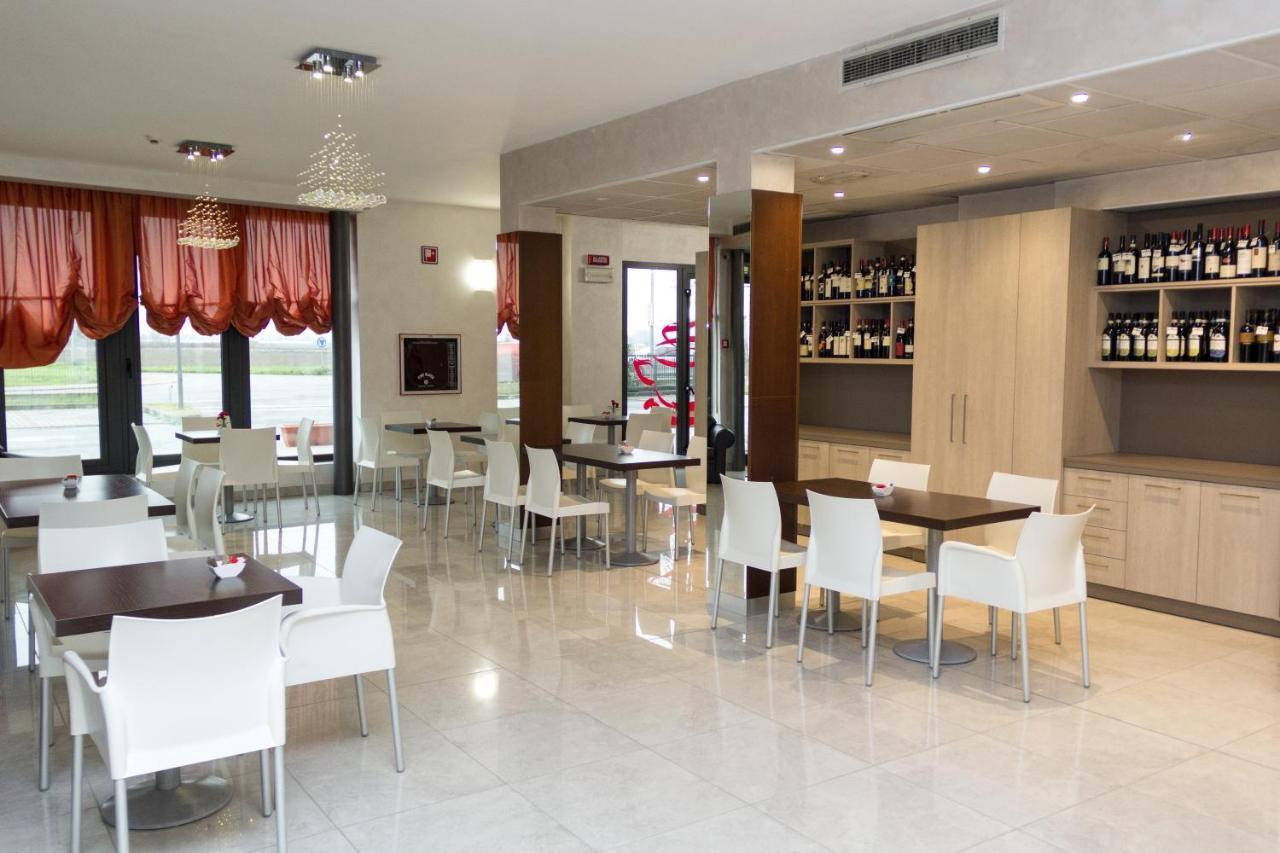 Hotel Don Camillo Brescello Bagian luar foto